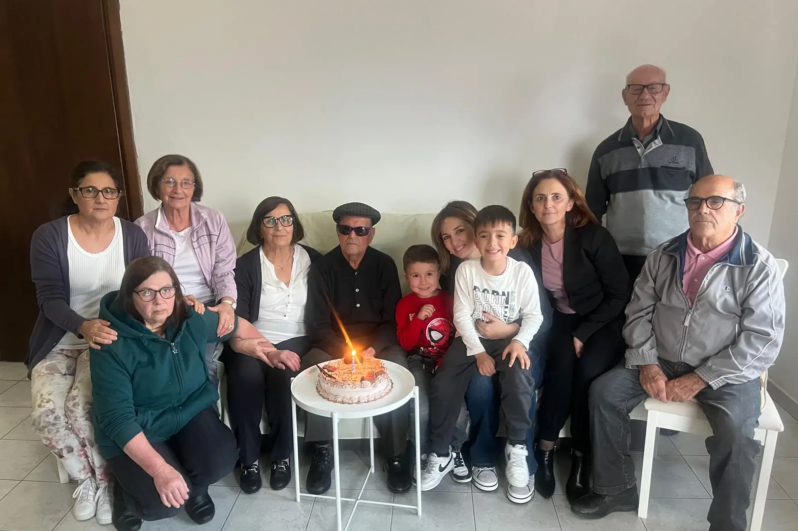 La festa in famiglia per il compleanno di Mario Lobina (foto concessa)