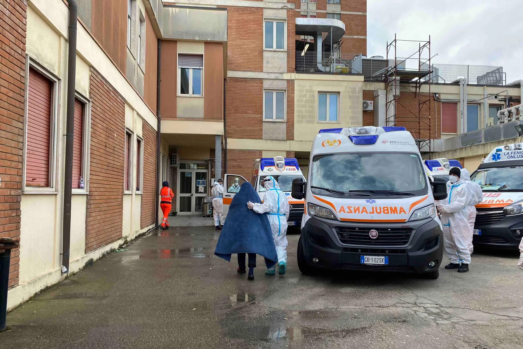 Pronto soccorso e reparto pieno, pazienti bloccati all’esterno dell’ospedale di Nuoro.