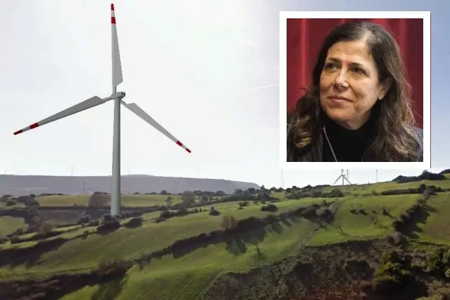 Alessandra Todde e una pala eolica