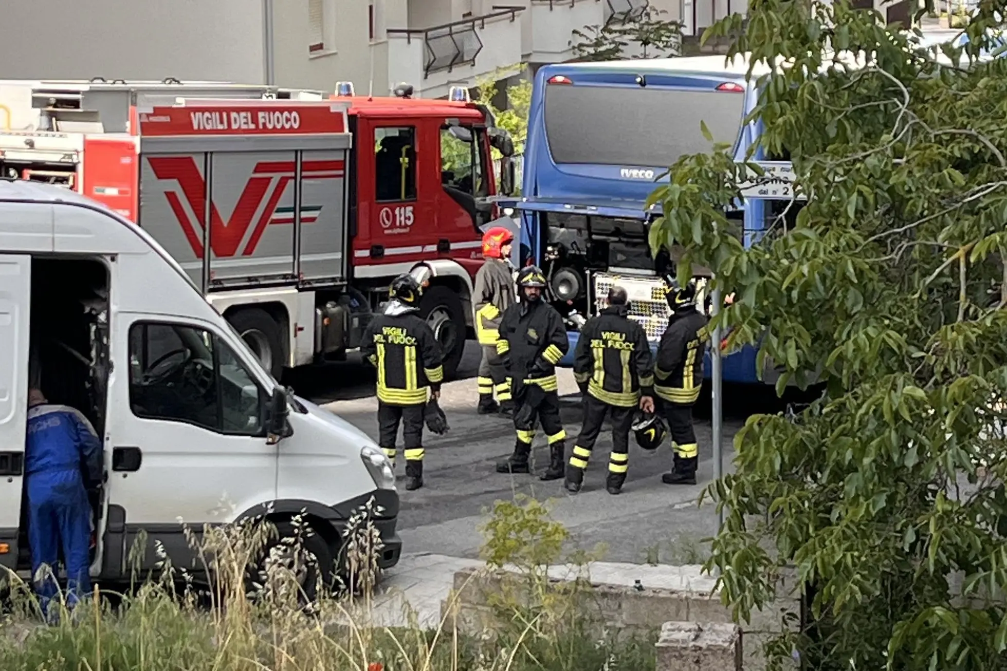 L'intervento dei vigili del fuoco a Nuoro