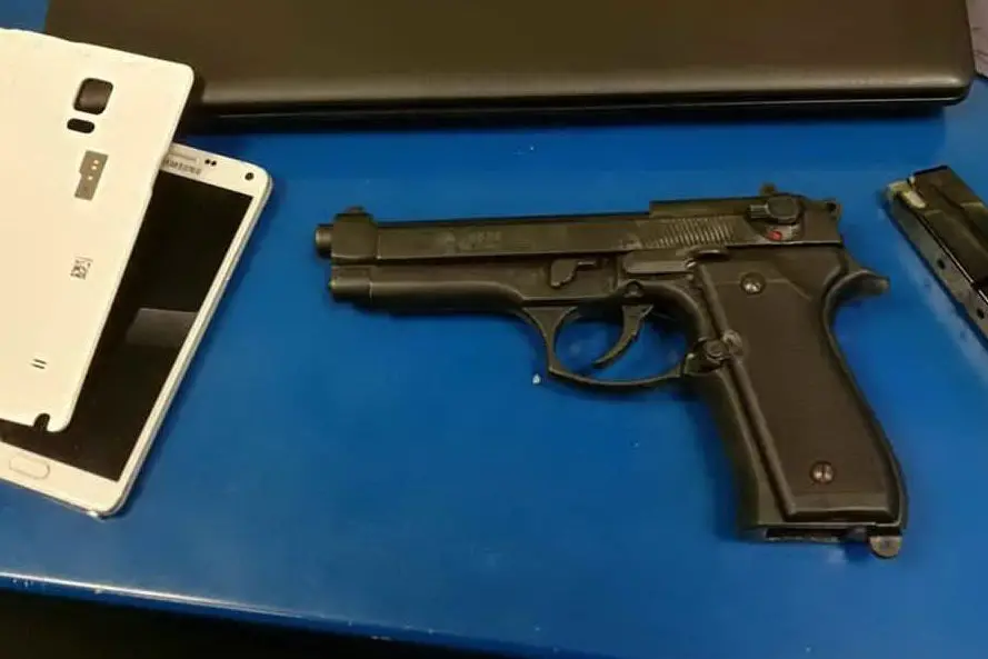 La pistola giocattolo usata per la rapina (Foto Fabio Murru)
