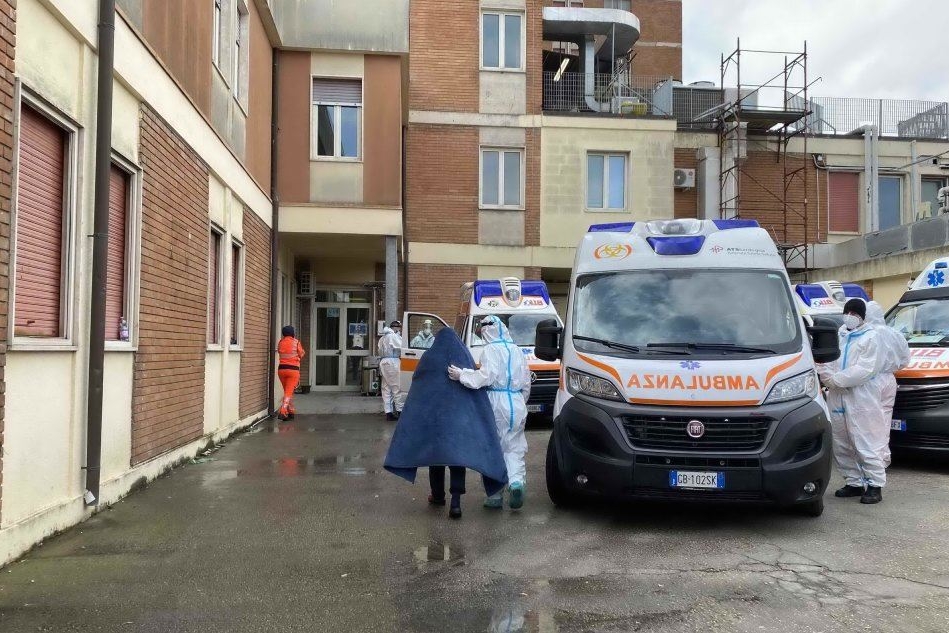 Caos al San Francesco di Nuoro, pazienti in ambulanza da 24 ore