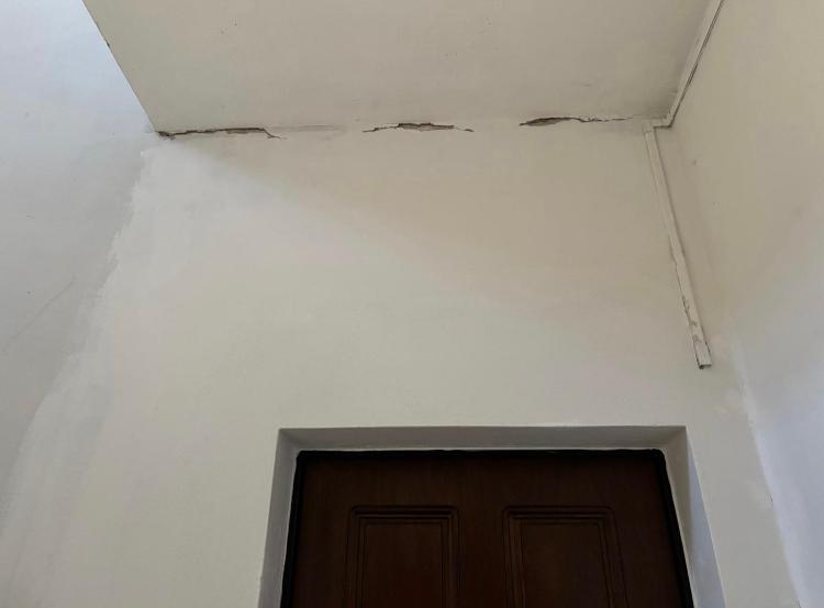 Porto Torres, citofoni muti e infiltrazioni: protesta nella palazzina di via Trieste