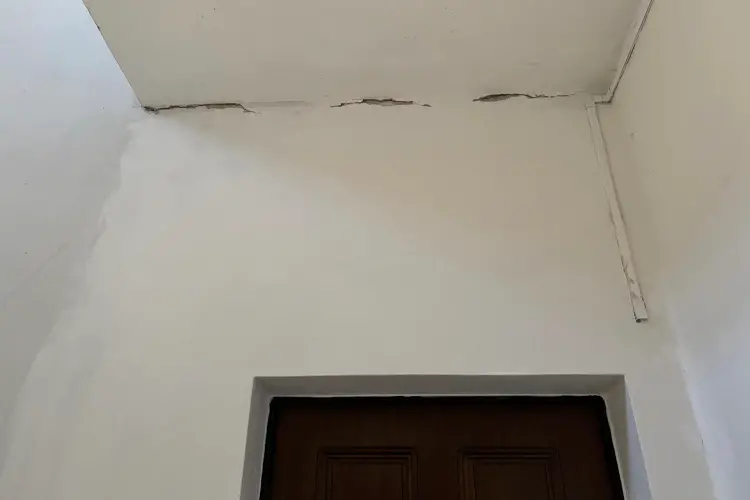 Infiltrazioni nella palazzina Area (foto Pala)