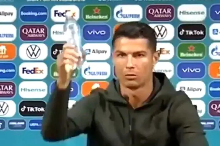 Ronaldo che invita a bere acqua anziché Coca Cala (fermoimmagine)