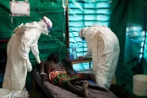 Medici curano un malato di Ebola