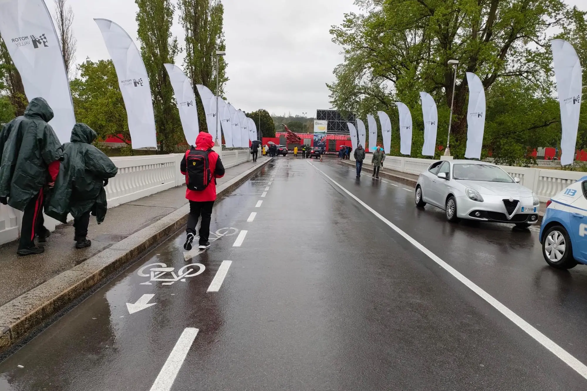 Pioggia battente su Imola, tifosi in fila dal mattino per la prima giornata di prove sul circuito in vista del Gran Premio di Formula Uno, 22 aprile 2022. ANSA/ROMANIN