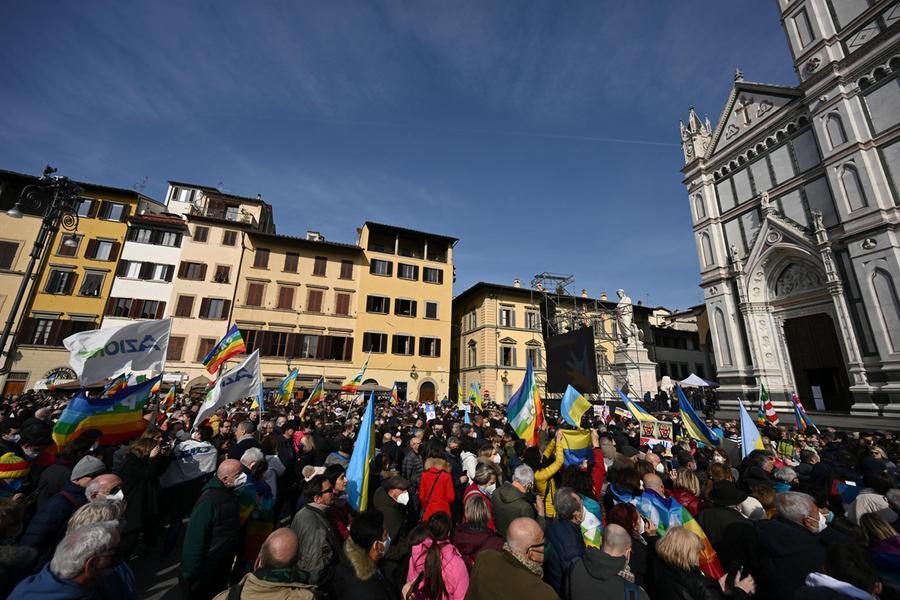 La piazza dei manifestanti a Firenze (EPA/CLAUDIO GIOVANNINI via Ansa)