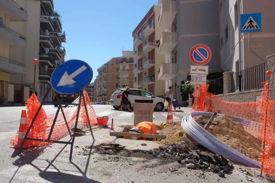 Cantiere stradale per la posa della fibra ottica