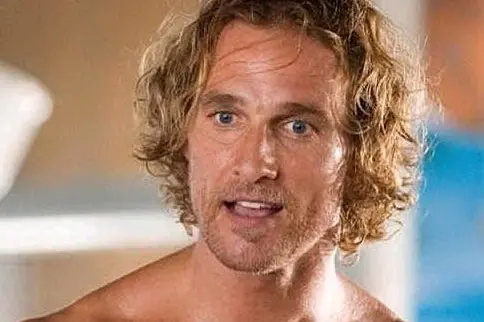 Matthew McConaughey puliva le gabbie delle galline