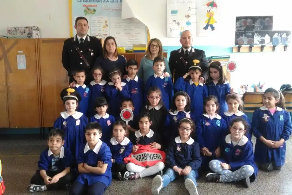 I bimbi di Orroli con i carabinieri-insegnanti