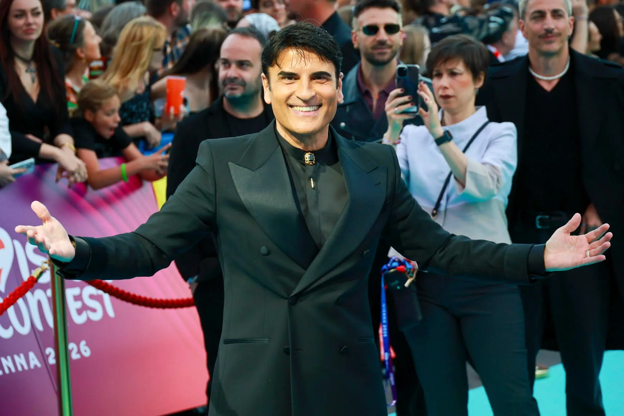 epa12945933 Italy's Sal Da Vinci attends the Opening Ceremony at the 'Turquoise Carpet' for the 70th Eurovision Song Contest (ESC) in Vienna, Austria, 10 May 2026. The Grand Final of ESC 2026 is scheduled for 16 May. EPA/HANNIBAL HANSCHKE