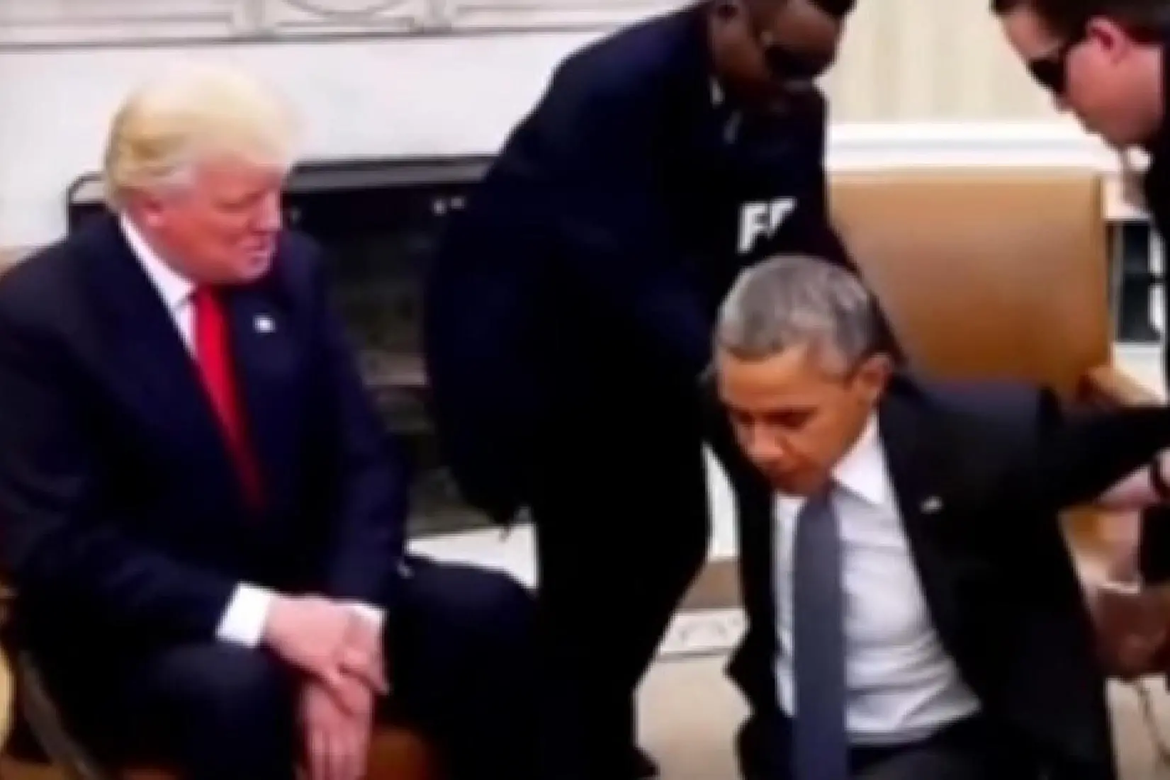 Frame del video generato con intelligenza artificiale e postato sul profilo Truth/@realDonaldTrump che mostra Barack Obama arrestato da tre agenti dell'Fbi nello Studio Ovale.