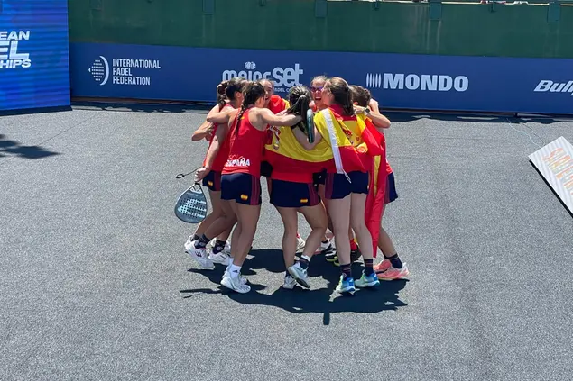 La festa della Spagna per il trionfo nel tabellone femminile agli Europei di padel a Cagliari (foto Spignesi)