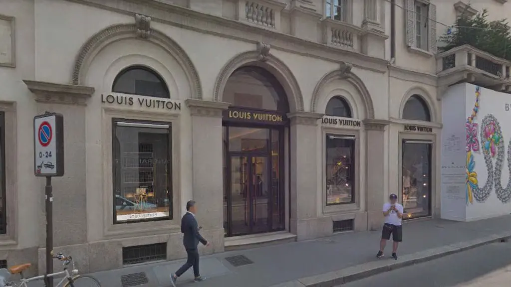 Maxifurto da Louis Vuitton in via Montenapoleone: sparite borse