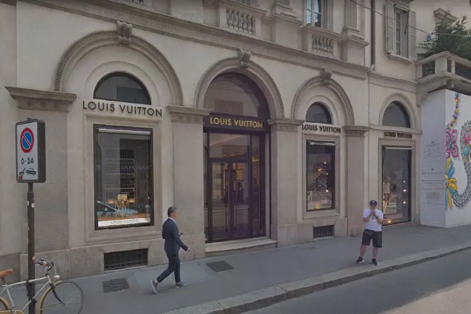 Il negozio derubato (foto Google Maps)