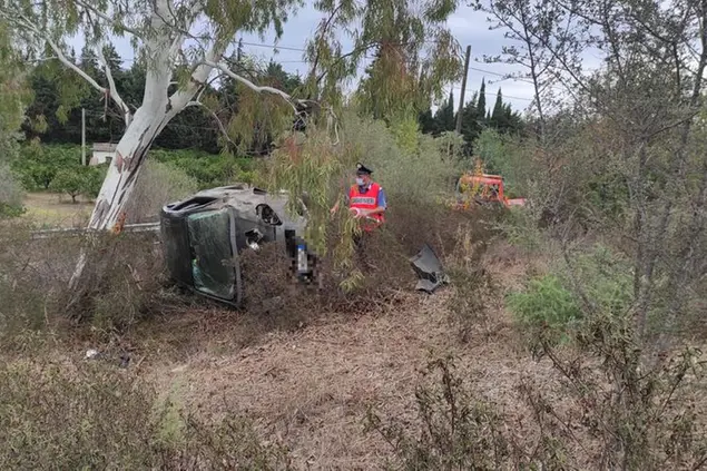 L'auto distrutta (foto carabinieri)