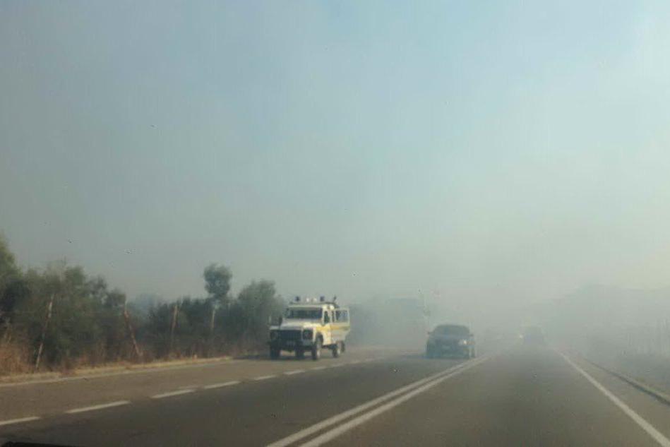 Incendio lungo la Sulcitana: statale 195 avvolta dal fumo