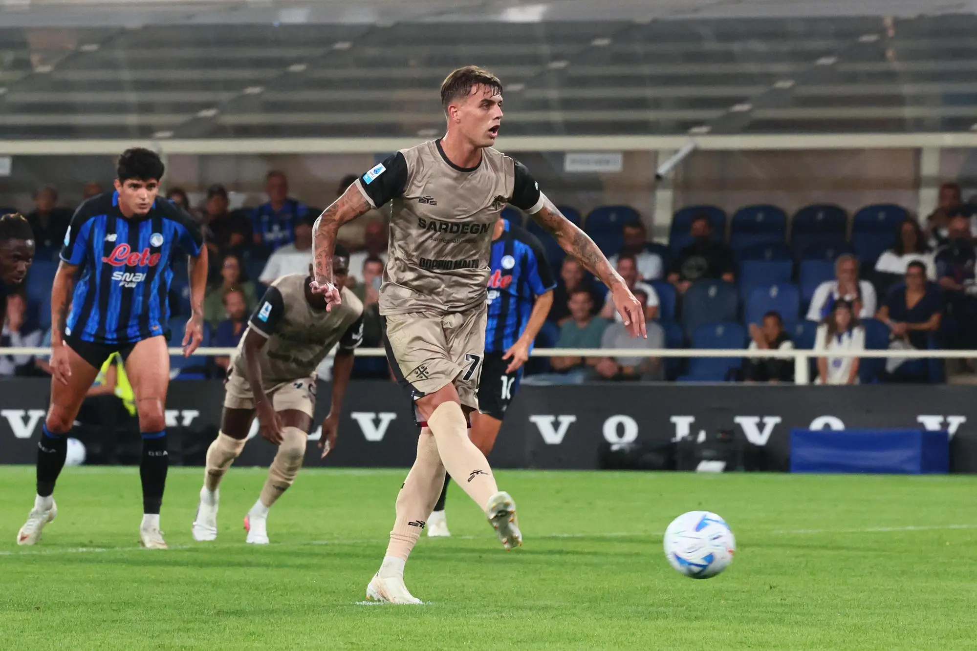Daniel Maldini segna il rigore in Atalanta-Cagliari (foto Ansa)