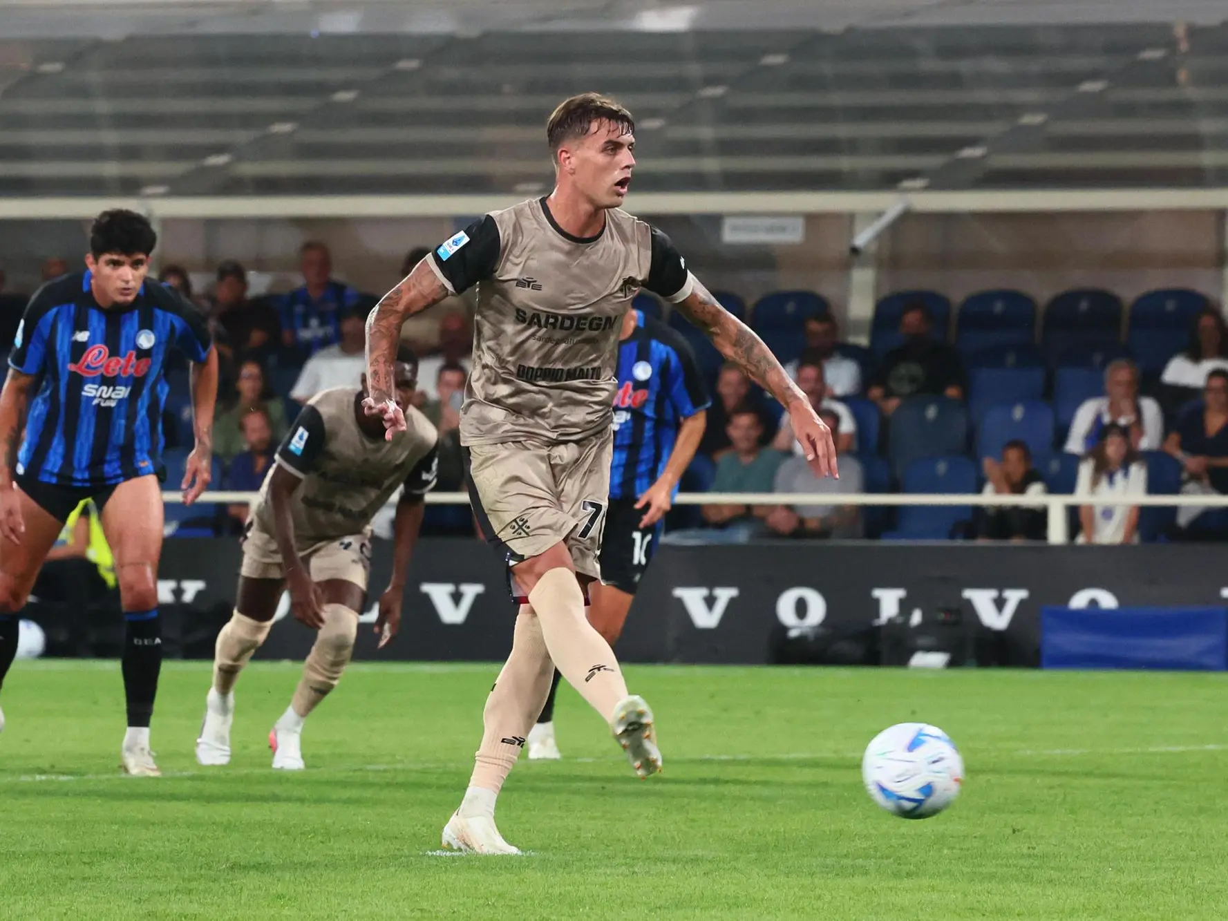 Daniel Maldini segna il rigore in Atalanta-Cagliari (foto Ansa)