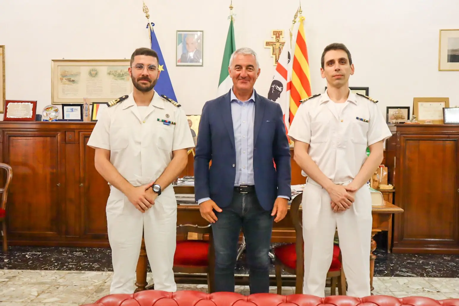 A sinistra il neo comandante Semeraro, con il sindaco e il Tenente di Vascello Tomai (foto Fiori)
