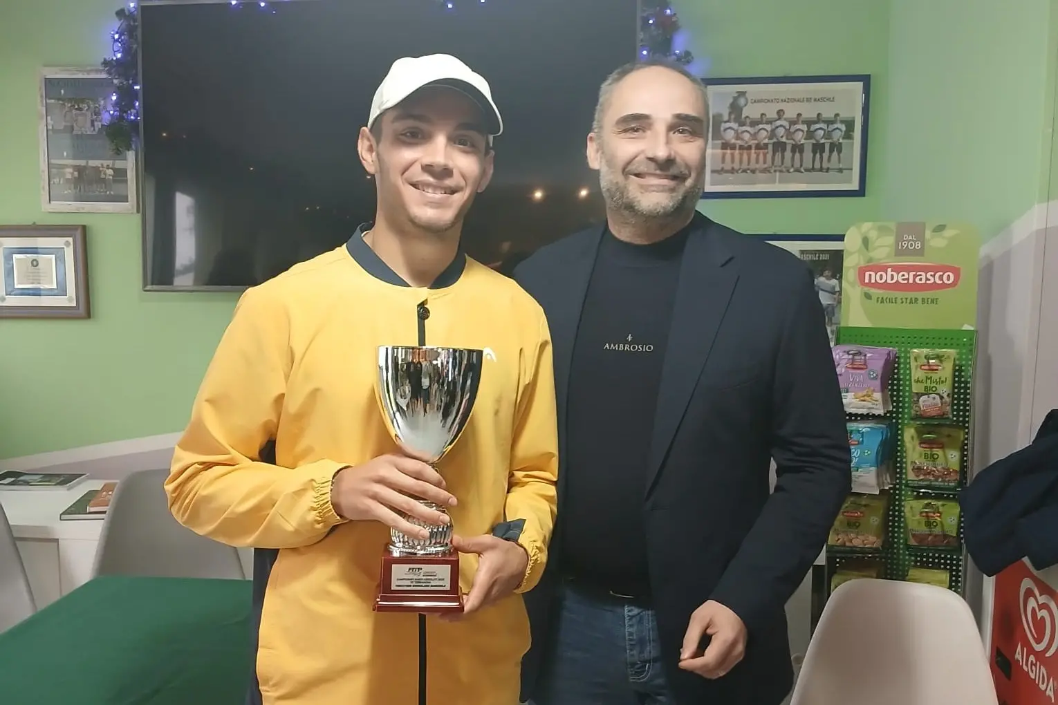 Il presidente del Tc Terranova Giuseppe Bianco premia Nicola Porcu, vincitore nel singolare e nel doppio maschile (foto concessa)