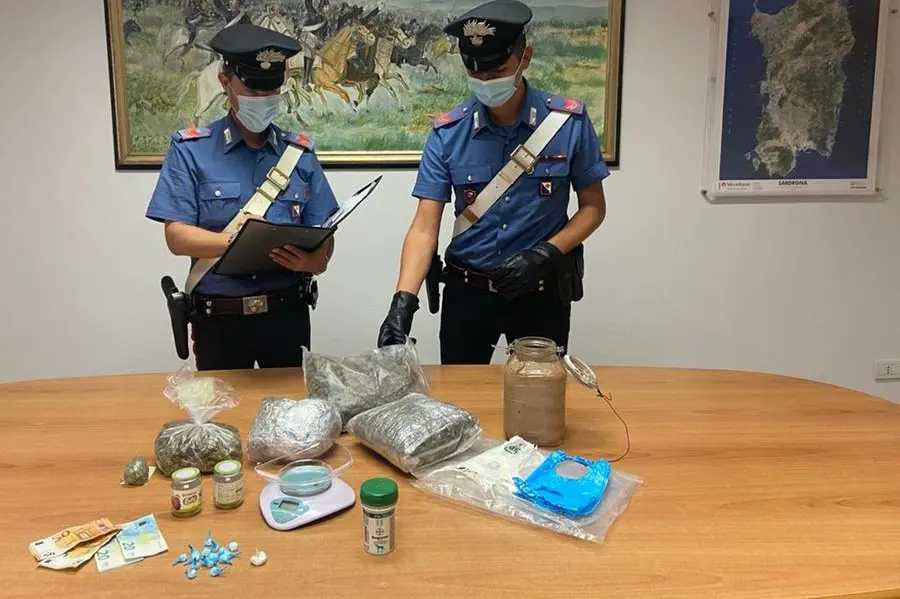 I carabinieri con le sostanze sequestrate (Foto Carabinieri)