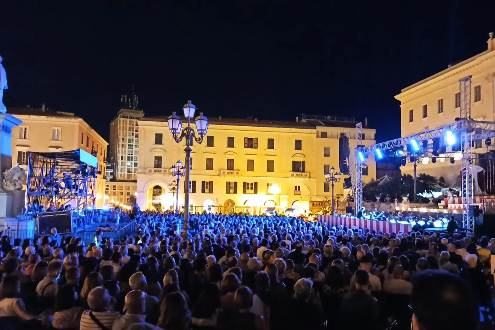 Il pubblico dell'estate scorsa in piazza d'Italia (foto concessa)