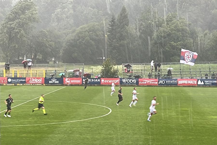 Cagliari-Ospitaletto 3-1 al 45’: sotto il diluvio in gol Luvumbo, Deiola e Piccoli