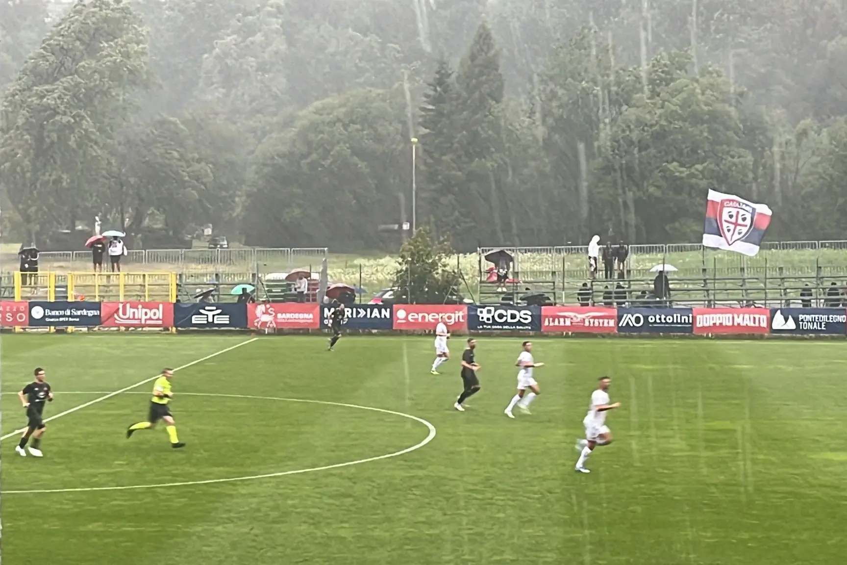 Una fase del primo tempo di Cagliari-Ospitaletto Franciacorta, sotto il diluvio (foto Alberto Masu)