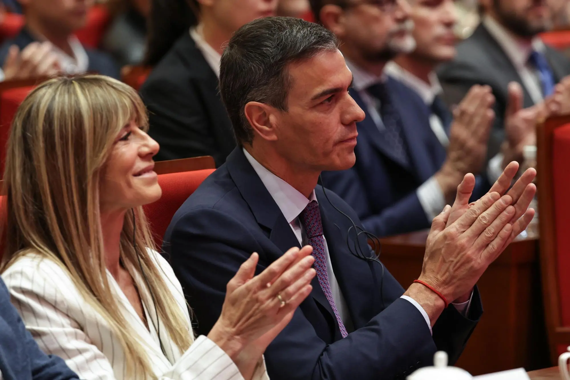 Pedro Sanchez con la moglie Begona Gomez (foto Ansa/Epa)