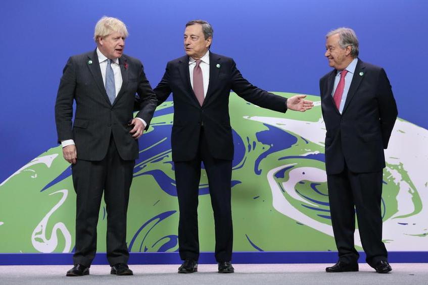Boris Johnson, Mario Draghi e Antonio Guterres sul palco di Glasgow (Ansa - Epa)