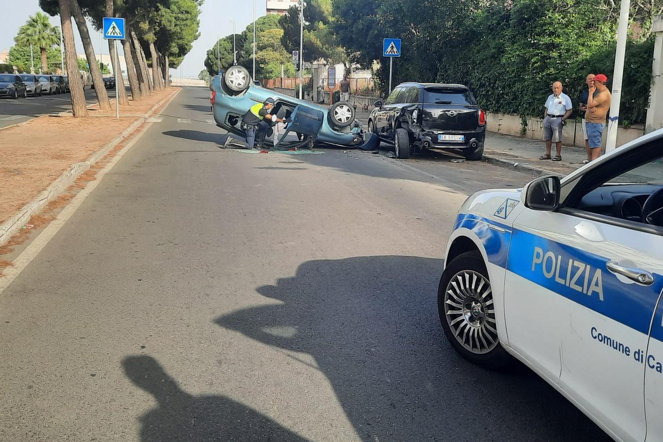 Cagliari, auto si ribalta: ferita una giovane