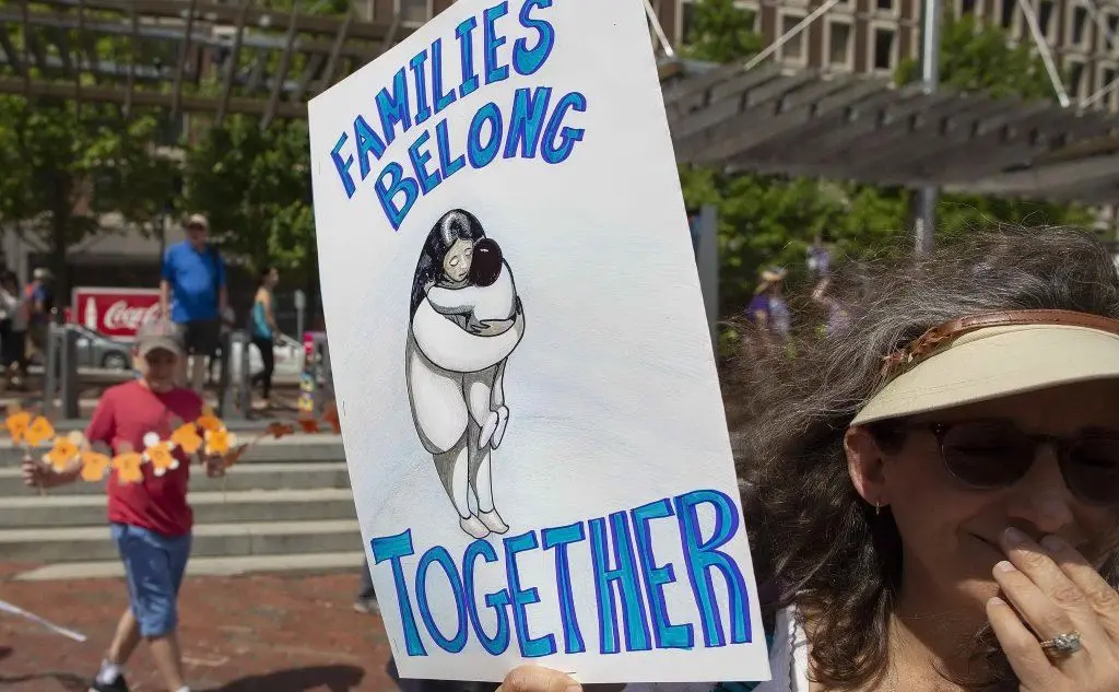 Lo slogan: &quot;Families belong together&quot;, le famiglie devono stare insieme