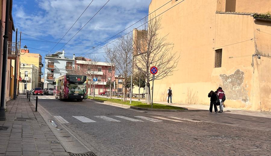 Stop a bus e auto nel centro storico