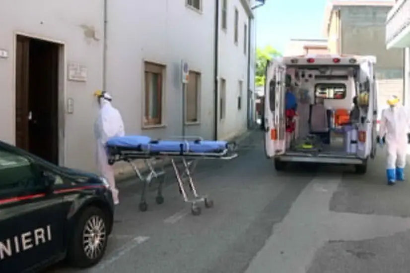 L'arrivo dell'ambulanza nella casa di riposo (foto Antonio Pintori)