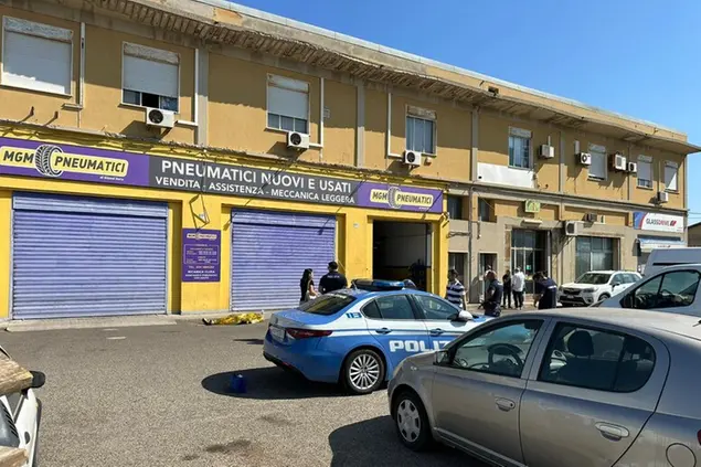 Il piazzale dove è morto Mario Mulas (foto Ansa)