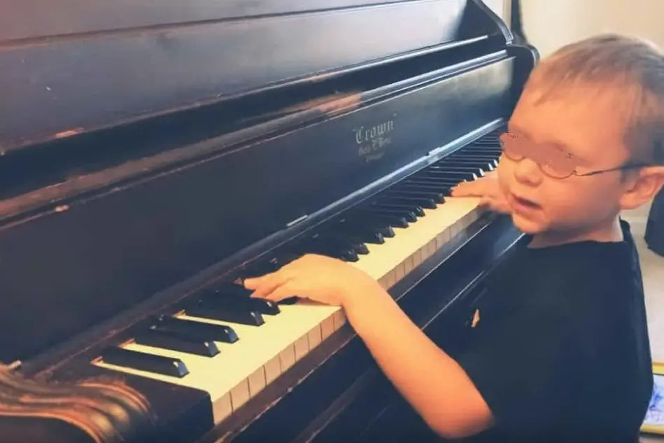 Il piccolo pianista (foto da frame video)