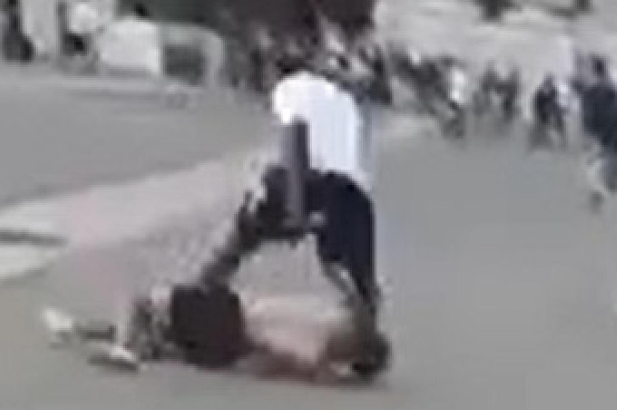 Un momento dell'aggressione a un ragazzo tunisino di 17 anni (frame del video finito sul web)