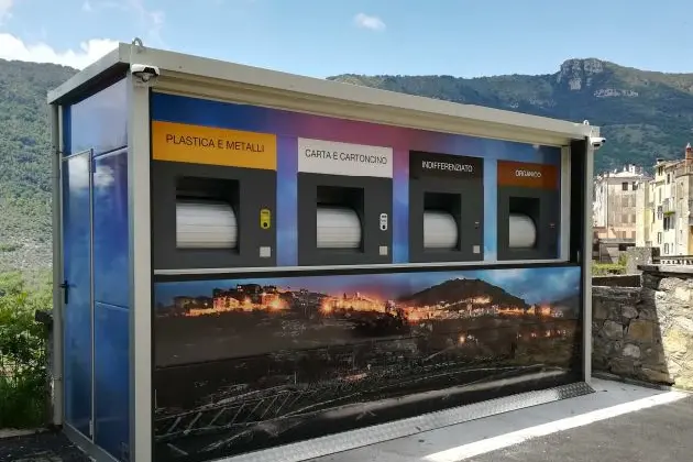 Una delle ecoisole informatizzate (foto Pala)