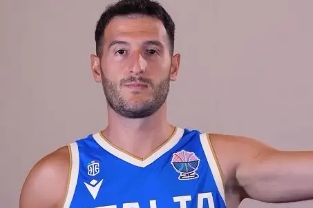 Marco Spissu con la 33 di Achile Polonara (foto Italbasket)