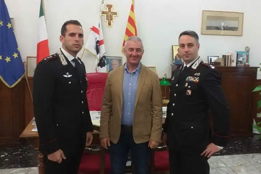 Il passaggio di consegne in Comune (Foto carabinieri)