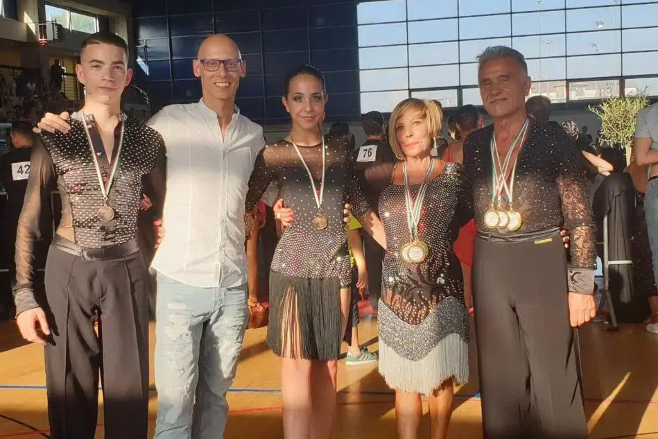 I campioni italiani Sergio Campidano e Annarella Cadau (over 60) insieme al maestro Ortu (foto L'Unione Sarda - Farris)