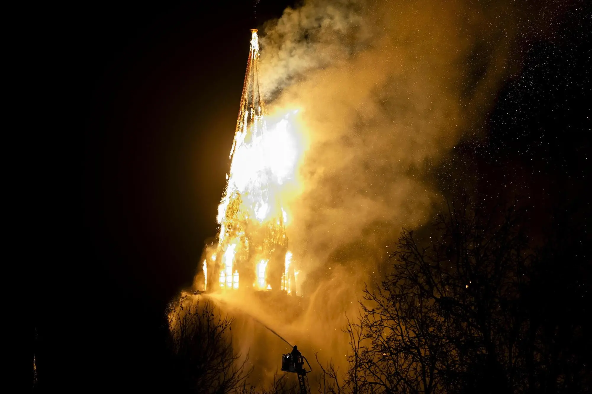 Il rogo ad Amsterdam (foto Ansa/Epa)