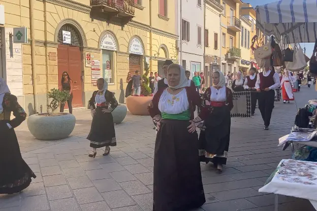 La sfilata di costumi tradizionali a Porto Torres (foto Pala)