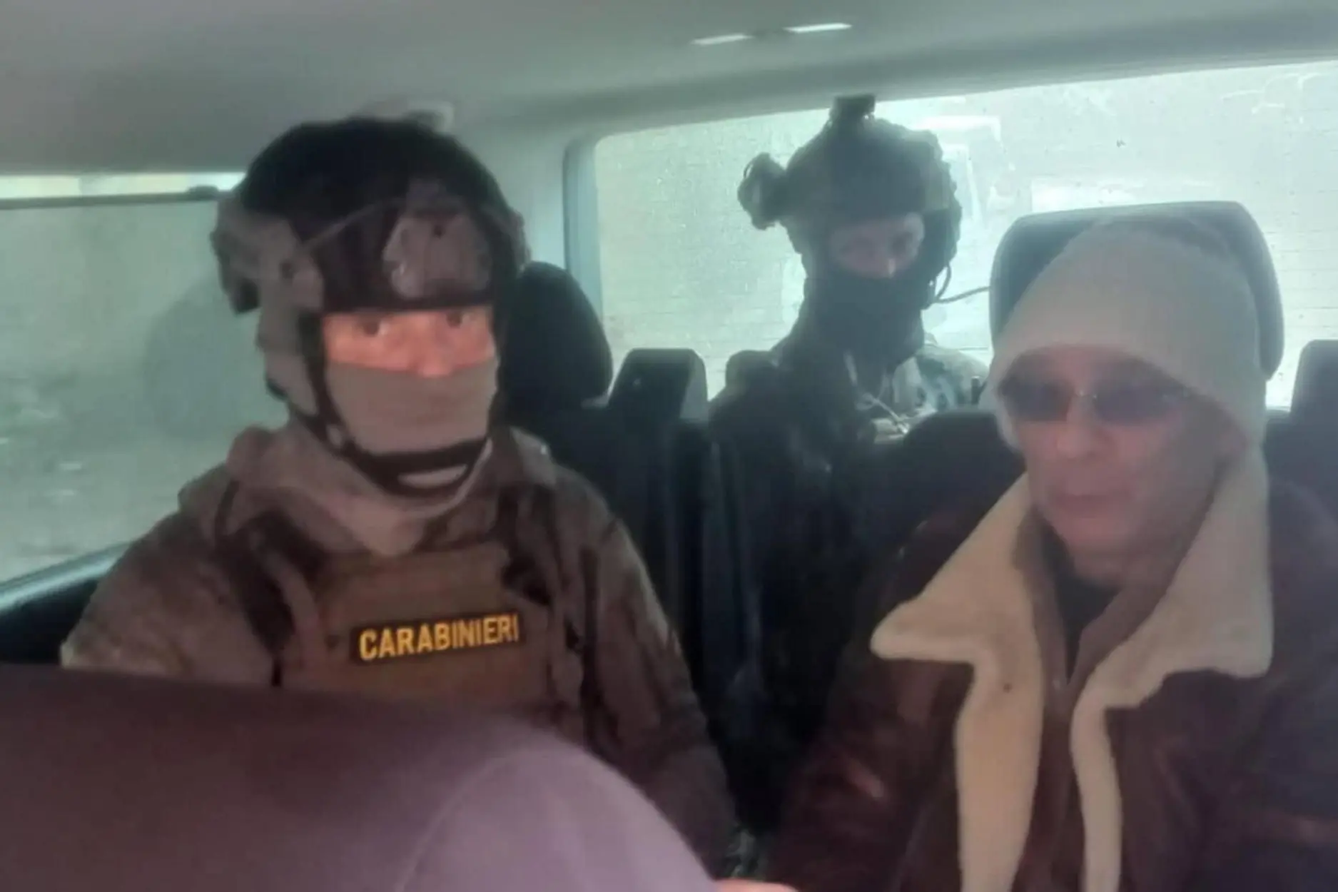 Matteo Messina Denaro e due carabinieri del Ros in auto, subito dopo l'arresto (Ansa)