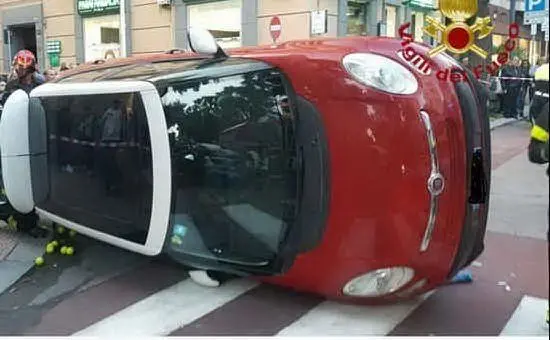 La macchina era stata parcheggiata senza marcia inserita (foto Vigili del fuoco)