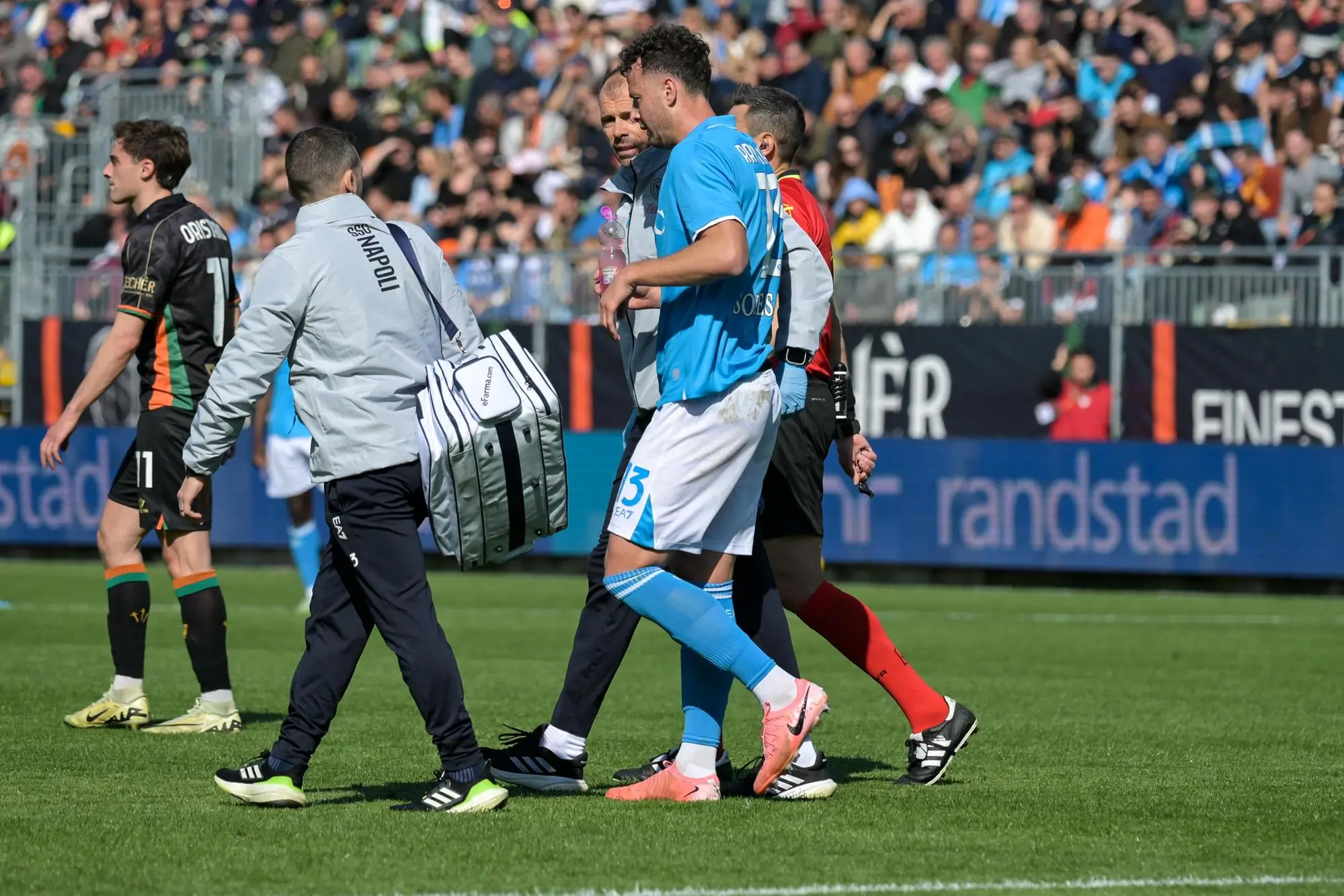 L'infortunio di Amir Rrahmani in Venezia-Napoli di Serie A (foto Ansa)