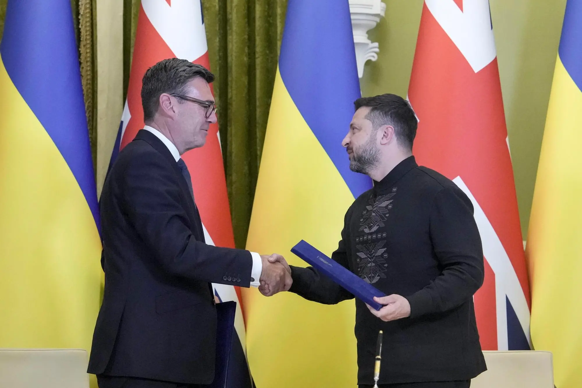 Il primo ministro britannico Andy Burnham con Zelensky (foto Ansa/Epa)