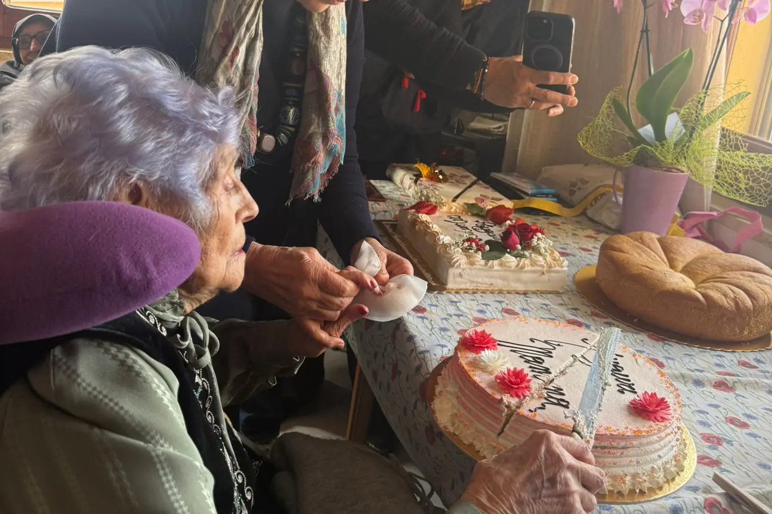 Assunta Fanni mentre taglia la torta